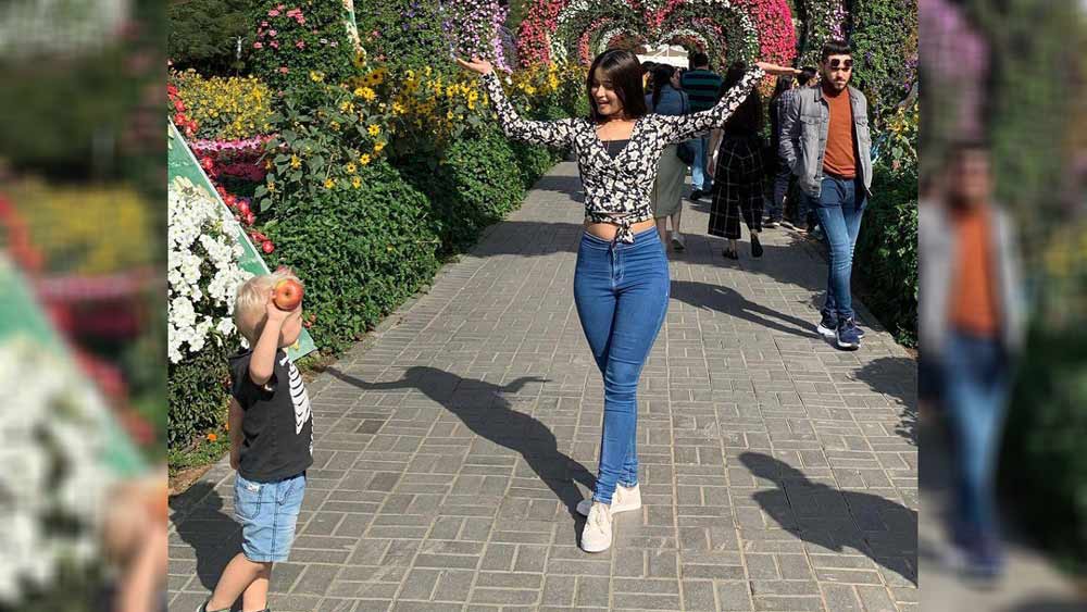 তারকা থেকে সাধারণ মানুষ— সকলেই সেই গানে পা মিলিয়েছেন। সম্প্রতি এই গানে পা মিলিয়ে চর্চায় উঠে এসেছেন এক বিমানসেবিকাও।