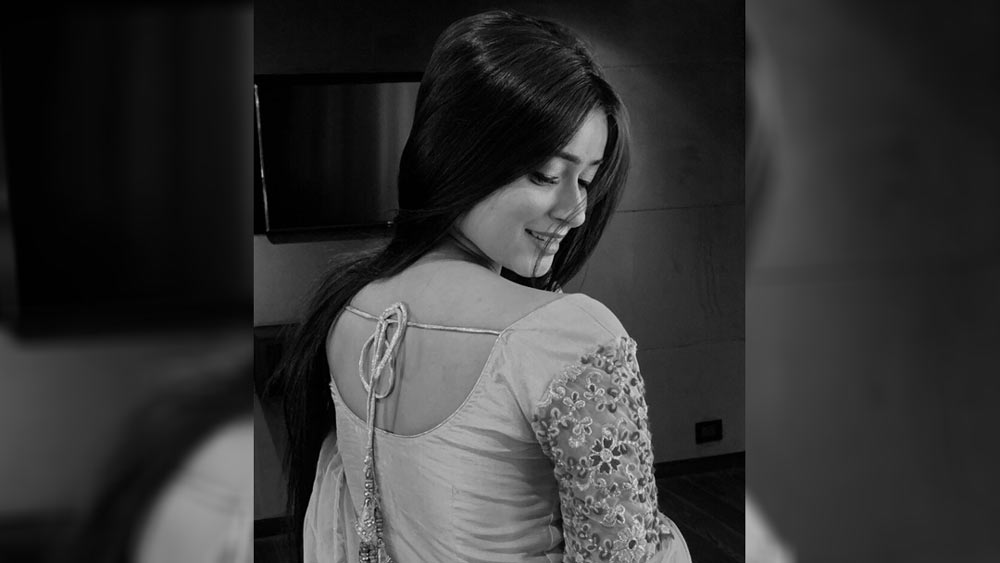 ওই বিমানসেবিকার নাম আয়াত। তিনি ইন্ডিগো বিমানের কর্মী। এ ছাড়াও আরও অনেক পরিচয় রয়েছে তাঁর।