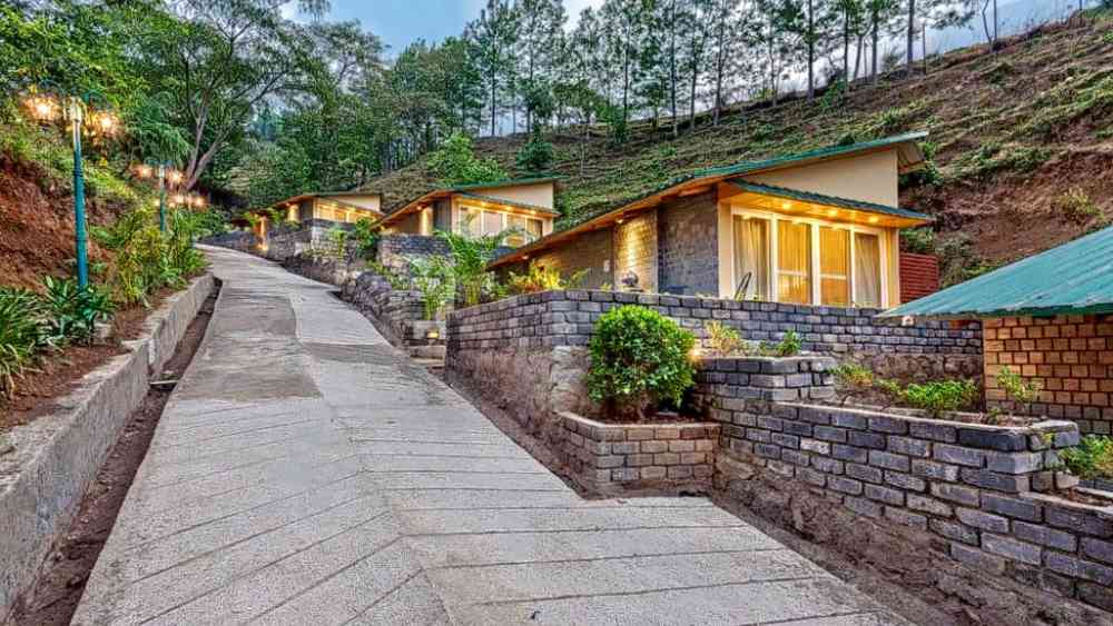 ধর্মশালা: হিমাচল প্রদেশের এই শহর বা তার একটু দূরের ম্যাকলেয়ড গঞ্জের পরিবেশ অত্যন্ত শান্ত। ইন্টারনেট পরিষেবাও ভাল। অফিসের কাজ করার সেরা জায়গার একটি। তবে নভেম্বর থেকে মার্চ পর্যন্ত এখানে প্রবল শীত।