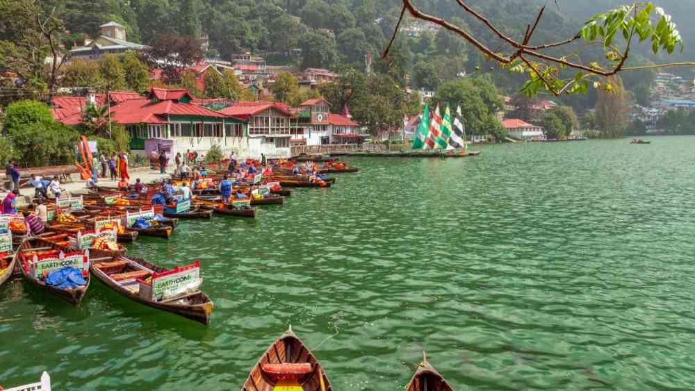 নৈনিতাল: উত্তরাখণ্ডের এই শহরে সব সময়েই পর্যটকদের ভিড়। শীতেও পর্যটকরা হাজির হন। অধিকাংশ হোটেলে ইন্টারনেটের ব্যবস্থা ভাল। 