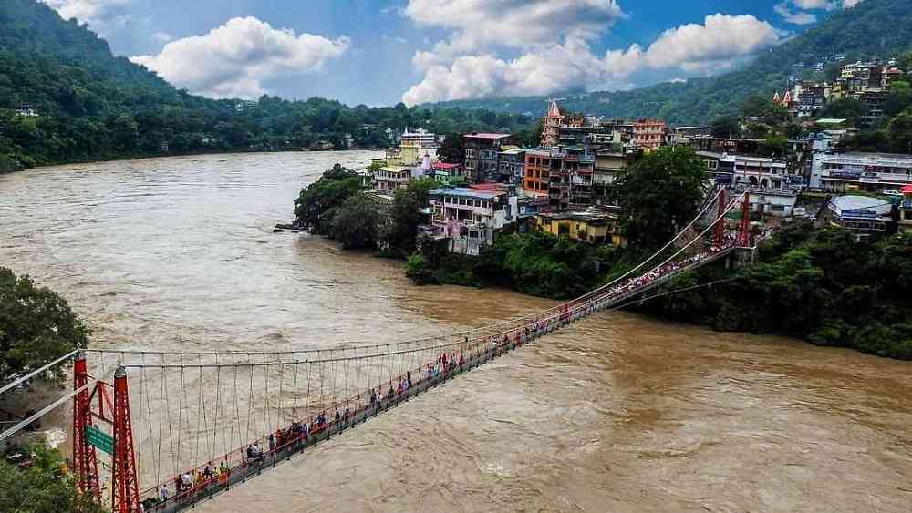 হৃষিকেশ: বিদেশি পর্যটকদের অত্যন্ত পছন্দের জায়গা। যদিও করোনাকালে তাঁদের আনাগোনা কম। কিন্তু ইন্টারনেট পরিষেবা খুবই চাঙ্গা। নদী লাগোয়া ক্যাফেতে বসেই সেরে ফেলা যায় অফিসের কাজ। 