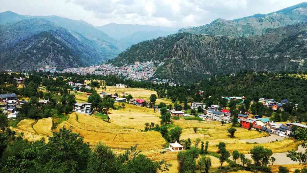 চাম্বা: হিমাচল প্রদেশের ছোট্ট শহর। হট্টগোল থেকে দূরে শান্ত পরিবেশে মন দিয়ে কাজ করতে চাইলে, এই জনপদের তুলনা নেই। ইন্টারনেট ব্যবস্থাও ভাল। 