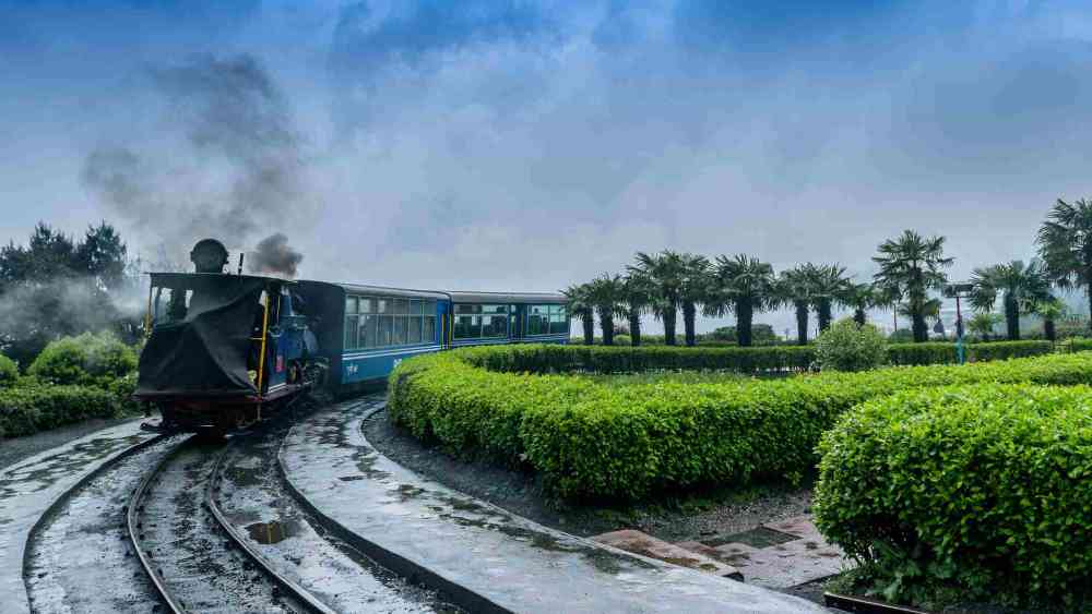 দার্জিলিং: অতিমারির সময়ে লকডাউনের কারণে মাঝে মধ্যে বন্ধ হয়ে গেলেও পরিষেবার নিরিখে হিমালয়ের অন্য বহু শহরের থেকেই এগিয়ে থাকবে দার্জিলিং। 
