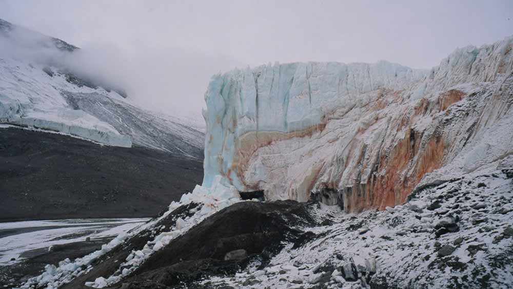 ওই হ্রদে লোহার আয়নের আধিক্য রয়েছে। অত্যধিক মাত্রায় আয়রন আয়ন অক্সিজেনের সংস্পর্শে আসা মাত্রই জারণ ঘটে এবং গাঢ় লাল রং ধারণ করে।