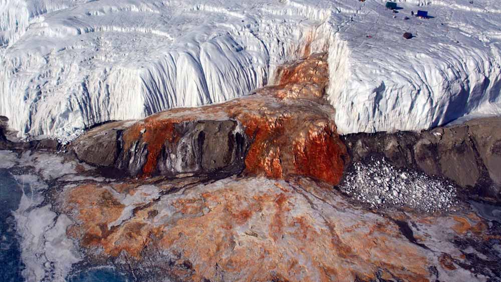 প্রথমে বিজ্ঞানীরা মনে করেছিলেন, লাল শৈবালের জন্যই এই রং। কিন্তু পরে জানা যায় সেখানে এমন কোনও লাল শৈবাল ছিল না। বরং প্রচুর পরিমাণে লোহা জমেই এই গাঢ় লাল রং তৈরি হয়েছে।