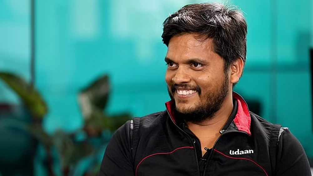 ২০১৬ সালে অমোদের সঙ্গে উড়ান প্রতিষ্ঠা করেছিলেন সুজিত কুমারও। তিনিও ১৩ হাজার কোটি টাকার মালিক। দিল্লি আইআইটি থেকে সিভিল ইঞ্জিনিয়ারিং ডিগ্রি অর্জন করেছিলেন সুজিত। উড়ান প্রতিষ্ঠার আগে তিনি ফ্লিপকার্ট-এ কাজ করতেন। ফ্লিপকার্ট-এর প্রেসিডেন্ট অব অপারেশন পদে নিযুক্ত ছিলেন।