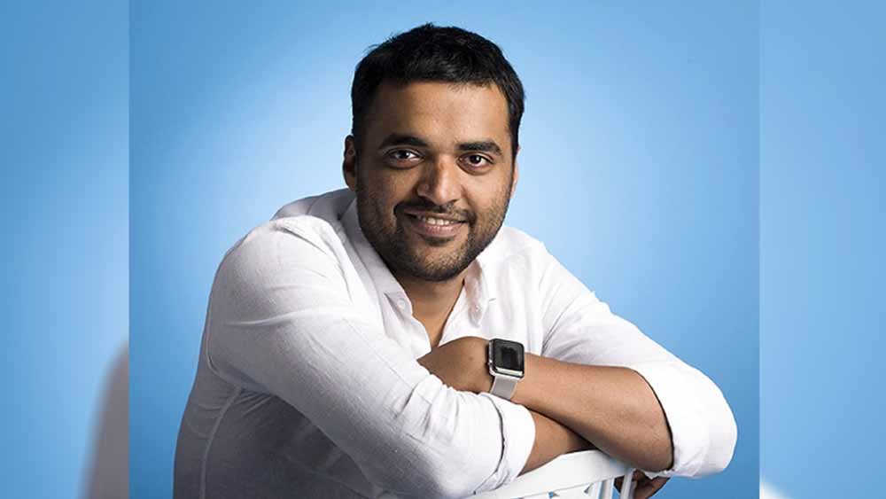 মধ্যবিত্ত পরিবারের আইআইটি পাশ ছেলে চাকরি করেই সারা জীবন কাটিয়ে দেবেন ভেবেছিলেন। সহকর্মীদের মুখে ভাল খাবার পৌঁছে দিতে স্থির করে ফেললেন ‘দুয়ারে খাবার’ পৌঁছে দেওয়ার। চাকরি ছেড়ে বানিয়ে ফেললেন অনলাইন ফুড ডেলিভারি অ্যাপ জোম্যাটো। ৩৮ বছরের দীপেন্দ্র গয়ালের সম্পত্তির পরিমাণ দু'হাজার ২০০ কোটি টাকা।