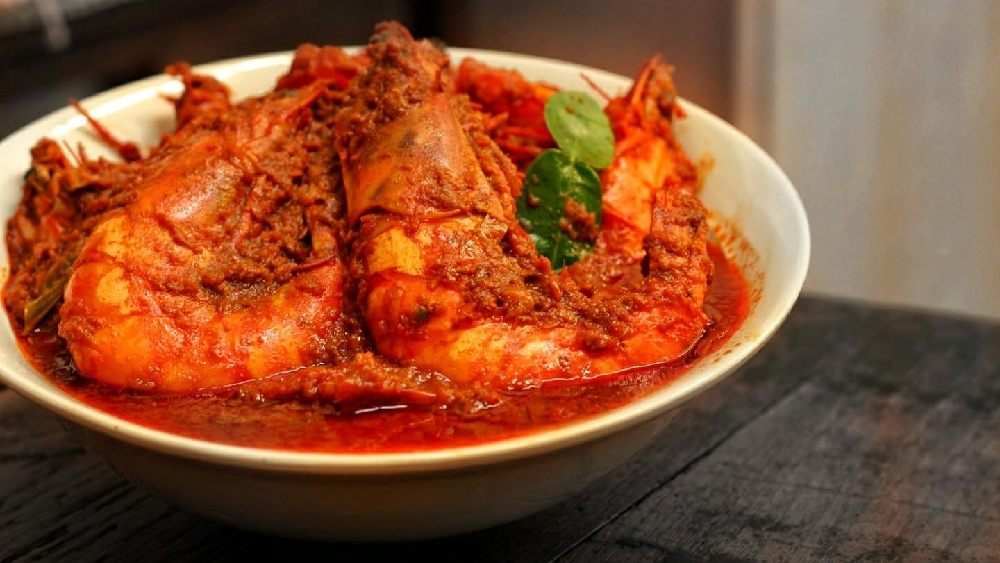 নিরামিষ চিংড়ির মালাইকারি: না, নামটা ভুল পড়েননি। ১৮৫৭ সালের বিদ্রোহের সময়ে যখন গোটা উপমহাদেশ উত্তাল, তখন উত্তর কলকাতার চোরবাগানে দুর্গাপুজা শুরু করেছিলেন রাজা রামচন্দ্র চট্টোপাধ্যায়। সেই ঐতিহ্যপূর্ণ পুজোর এক বিশেষ অংশ হচ্ছে বহু যুগ ধরে তাঁদের পরিবারের খাদ্যতালিকায় জায়গা করে নেওয়া নিরামিষ চিংড়ির মালাইকারি। পেয়াঁজ-রসুনবিহীন চিংড়ির এই সুস্বাদু পদটি এক নিমেষে আপনার ষষ্ঠীর সকালে পুজোর আমেজকে আরও ঝলমলে করে দিতে পারে।