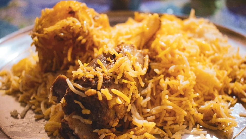 বিরিয়ানি: বাঙালির পুজো এসে যাবে আর বিরিয়ানির সঙ্গে তার সাক্ষাৎ হবে না, এমন অকল্পনীয় বিপর্যয়ের আশঙ্কা আমরা এই মুহূর্তে না করলে বিশেষ ভুল হবে না। চিকেন হোক বা মটন, বিরিয়ানির সঙ্গে এই সুগভীর নির্লজ্জ প্রেমালাপ বাঙালির চিরকালের। তাই সপ্তমীর রাতে সুস্বাদু পদের সহকারে আপনার প্রিয় মানুষের সঙ্গে উত্সবের প্রেমের আমেজকে বাড়িতে নিয়ে আসুন অনায়াসে।