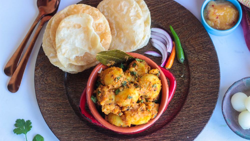 লুচি-আলুর দম: অষ্টমীর দিন বহু বাড়িতেই ভাত বা চালের কোনও পদ খাওয়ার চল নেই। আবার অন্য দিকে বাঙালির লুচি-আলুর দমের সঙ্গে বন্ধুত্ব বহু যুগের। অত্যন্ত পরিচিত এই পদটি বাঙালির উত্সবের বাড়িতে থাকবে না, এমন হওয়ার খুব একটা সম্ভাবনা নেই। তাই অষ্টমীর রাতে, উৎসবের আমেজকে বাড়িতে নিয়ে আসতে বানিয়ে ফেলতেই পারেন লুচি-আলুর দম।