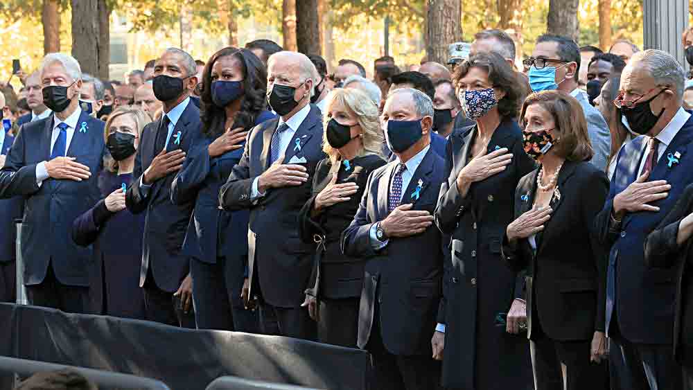 ৯/১১ স্মরণে। নিউ ইয়র্কে সস্ত্রীক তিন ডেমোক্র্যাট প্রেসিডেন্ট। (বাঁ দিক থেকে) বিল ও হিলারি ক্লিন্টন, বারাক ও মিশেল ওবামা এবং জো ও জিল বাইডেন। শনিবার নিউ ইয়র্কে। রয়টার্স