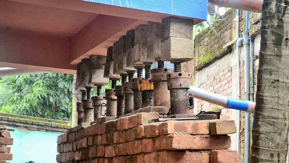 ৫০০টি ‘জ্যাক’ লাগিয়ে ভিত থেকে বহুতলটি আলাদা করা হয়েছে। 