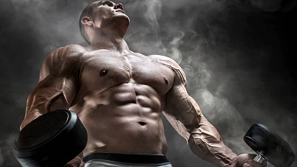 এক বার মাটিতে শুয়ে থাকা অবস্থায় পর পর একাধিক ব্যক্তি দৌড়ে এসে তাঁর পেটে লাফিয়ে পড়ছিলেন। সেই তীব্র আঘাতও সহ্য করে নিয়েছিল তাঁর পেটের পেশি।