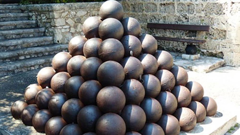 একটি বড় আকারের লোহার বল কামানের ভিতরে ঢুকিয়ে দেওয়া হয়। তার পর কামান চালিয়ে ওই লোহার গোলা ছোড়া হয়। মুহূর্তের মধ্যে গোলাটি ফ্রাঙ্কের পেটে ধাক্কা মারে। পিছনে ছিটকে পড়ে যান ফ্রাঙ্ক। আর তার পরই উঠে দাঁড়িয়ে হাত তুলে দর্শকদের বুঝিয়ে দেন তিনি ঠিক আছেন।