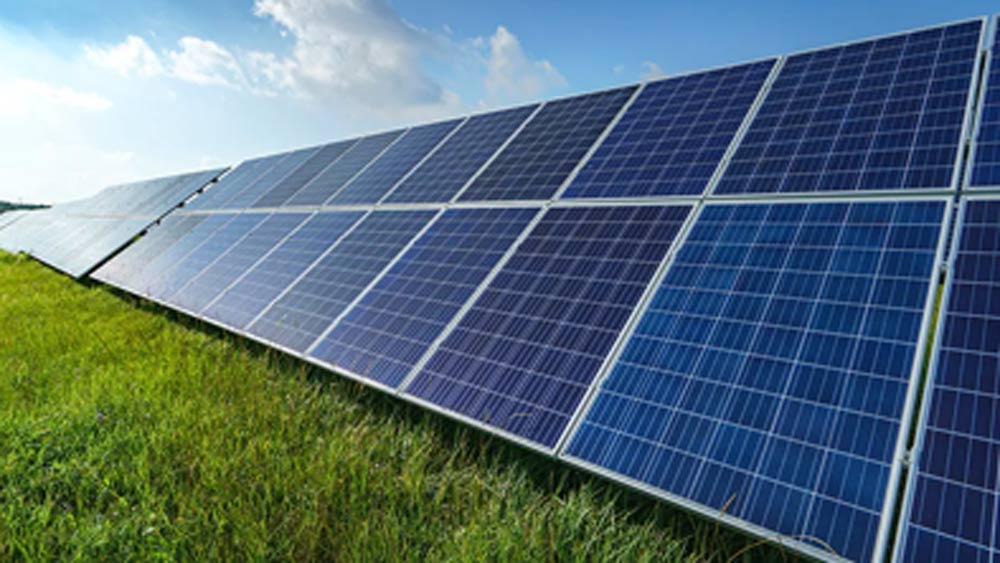 তিনি এমন কিছু করতে চাইছিলেন যা দেশের সামগ্রিক উন্নয়নে কাজে লাগবে। ব্যবসার জন্য এক বার জার্মানির একটি সৌর প্যানেল সম্মেলনে গিয়েছিলেন হিতেশ। সেই সম্মেলন থেকেই নতুন ব্যবসার দিশা পেয়ে যান।