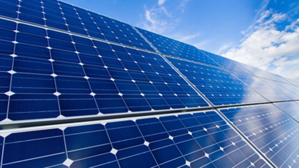 পুরনো ব্যবসার পাশাপাশি ২০০৭ সালে গুজরাতের সুরতে সৌর প্যানেল তৈরির কারখানা খোলেন।