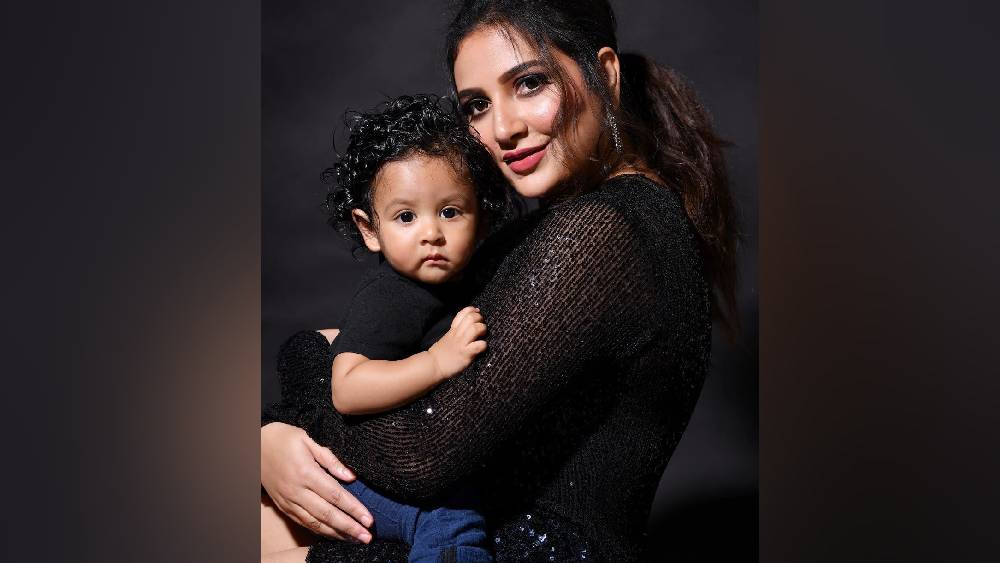 রাজ এবং শুভশ্রীও ইনস্টাগ্রামে একরত্তির ছবি দিয়ে জন্মদিনের শুভেচ্ছা জানিয়েছে তাকে।  শুভশ্রী লিখেছেন, ‘শুভ জন্মদিন জান। এক বছর হল তুমি একজন মায়ের জন্ম দিয়েছ। আমার সন্তান ইউভানের জন্য নিঃস্বার্থ ভালবাসা।’   