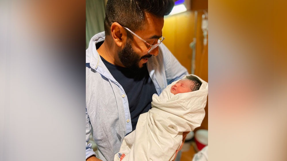 রাজ লিখেছেন, ‘এক বছরের জন্মদিনের অনেক শুভেচ্ছা। ইউভান তুমি আমার গর্ব, আমার ভালবাসা, আমার পৃথিবী, আমার সব।’ রাজ এবং শুভশ্রীর পোস্টে ইউভানকে ভালবাসা জানিয়েছেন বাবা যাদব, ইমন চক্রবর্তী, স্বস্তিকা দত্তের মতো তারকারা।