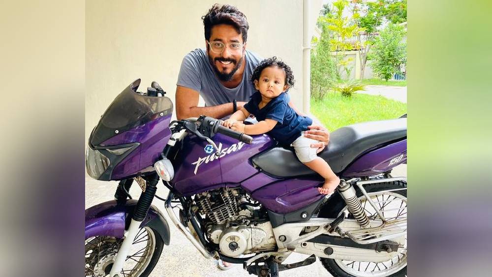 এখনও মুখে বুলি ফোটেনি। টলোমলো পেয়ে হাঁটতে শিখেছে সবে। কিন্তু তাতে কী! ইতিমধ্যেই বাবা রাজ চক্রবর্তীর কোলে বসে গাড়ির স্টিয়ারিং ঘুরিয়েছে ইউভান। কখনও আবার বাবার প্রথম বাইকে চড়ার হাতেখড়ি হয়েছে।