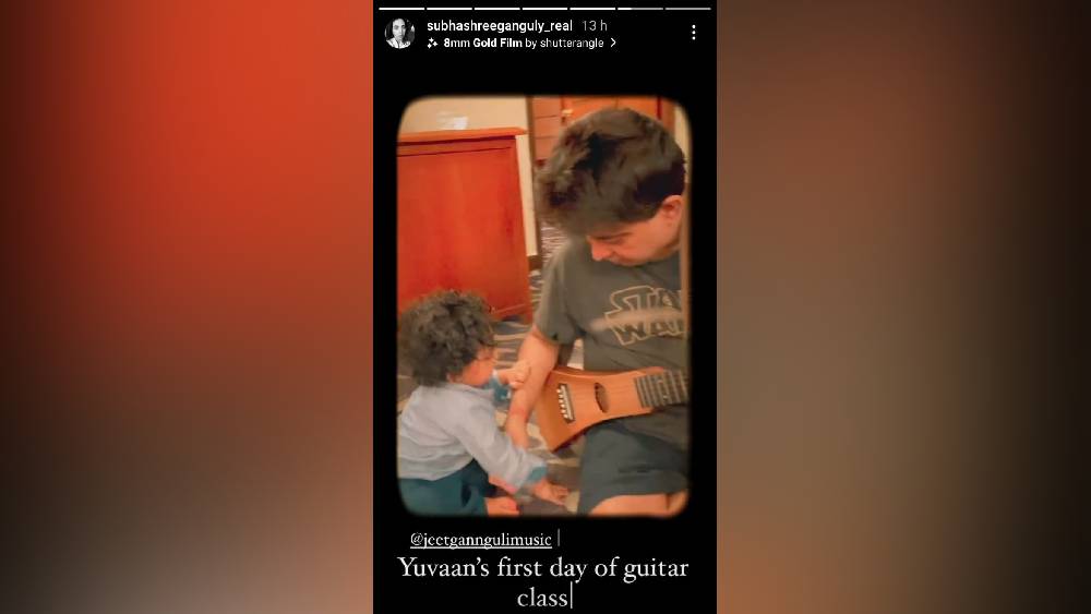 শুধু গাড়িঘোড়ায় নয়, গানবাজনাতেও বেশ আগ্রহী রাজ-শুভশ্রীর একরত্তি। টেলিভিশনে মায়ের ‘ঝিঙ্কুনাকুর’  গানের তালে নাচতে দেখা গিয়েছে তাকে। আবার মামা জিৎ গঙ্গোপাধ্যায়ের কাছে গিটার শিখতেও দেখা গিয়েছে তাকে।   