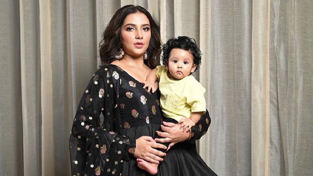 ঠিক একই ভাবে রাজ-শুভশ্রীর পুত্রকে বিরাট-অনুষ্কার কন্যা ভামিকা বলে চালানোর চেষ্টা করেছিল এক ইউটিউব চ্যানেল। প্রযুক্তির কারিকুরি চোখ এড়িয়ে যেতে পারেনি নেটাগরিকদের।