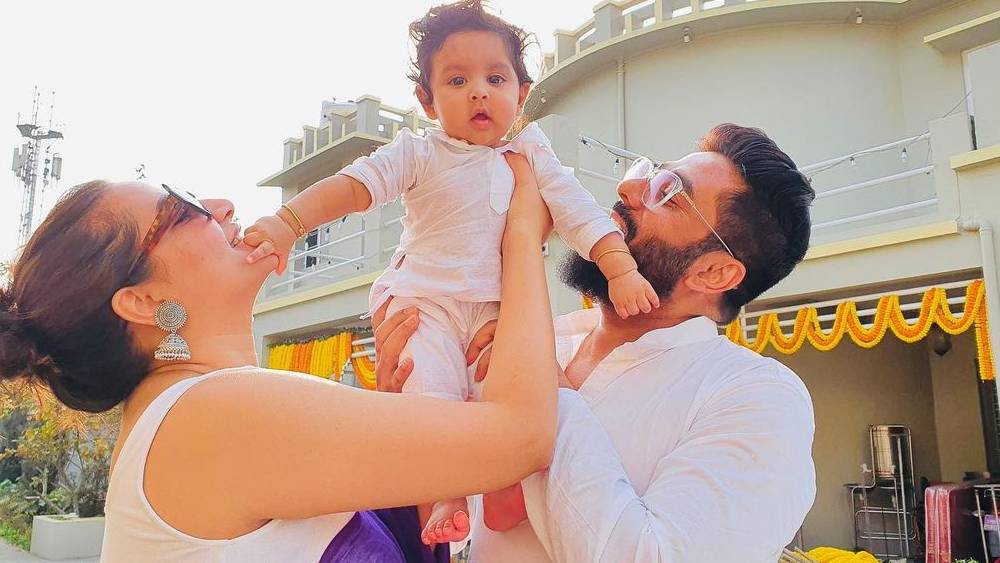 জন্মের পর থেকেই আলোচনার কেন্দ্রে ইউভান। সে কোথায় যাচ্ছে, কোন ধরনের পোশাক পরছে, কী করছে, এই সব খুঁটিনাটি তথ্য নিয়ে নেটাগরিকদের আগ্রহের শেষ নেই।সইফ-করিনার জ্যেষ্ঠপুত্র তৈমুরের ক্ষেত্রে একই কাণ্ড লক্ষ করা গিয়েছিল। সেই কারণেই অনেকে রাজ-শুভশ্রীর সন্তানকে ‘টলিউডের তৈমুর’  আখ্যা দিয়েছেন।