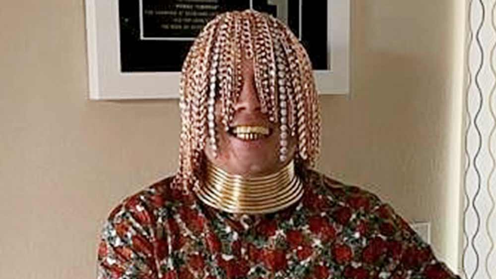 এর আগে তাঁর কালো ঘন চুল ছিল। সোনার চুলে একেবারেই বদলে গিয়েছে ড্যানের রূপ।