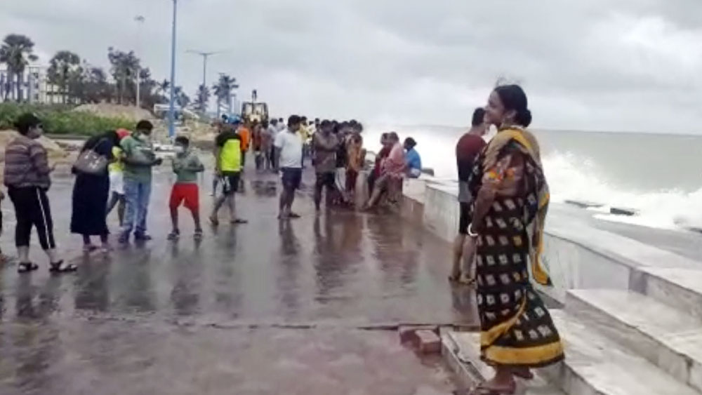 দিঘার সমুদ্রসৈকত থেকে পর্যটকদের দূরত্ব বজায় রাখার সতর্কবার্তা দিয়েছে প্রশাসন।