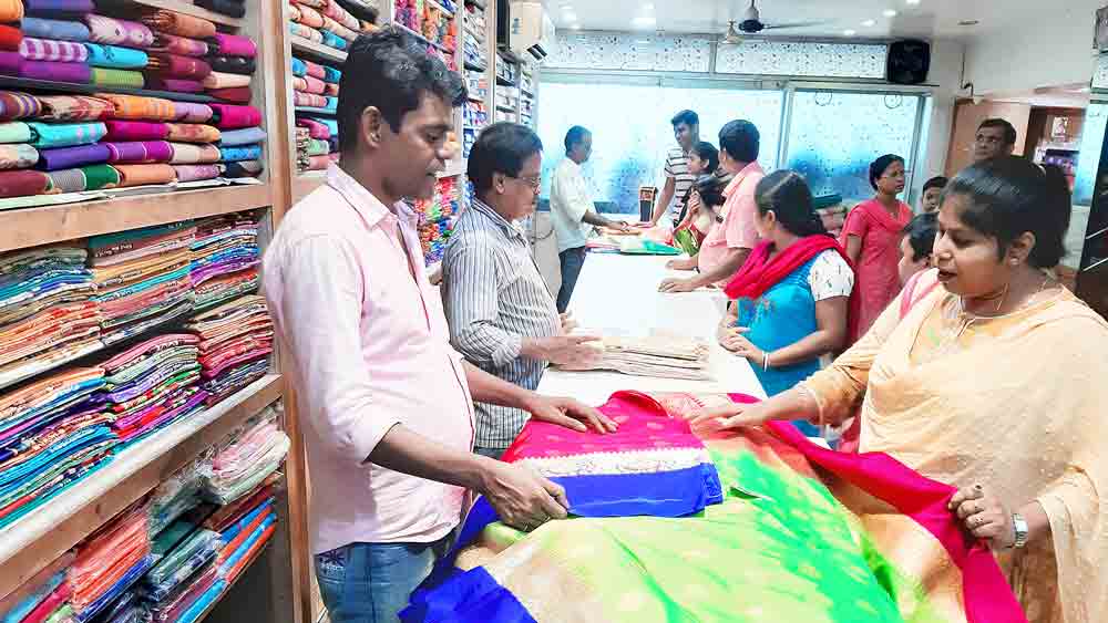 ঝুঁকি: পুজোর কেনাকাটা চলছে। ক্রেতা বা বিক্রেতা, মাস্ক নেই অধিকাংশের মুখে। কীর্ণাহারে।