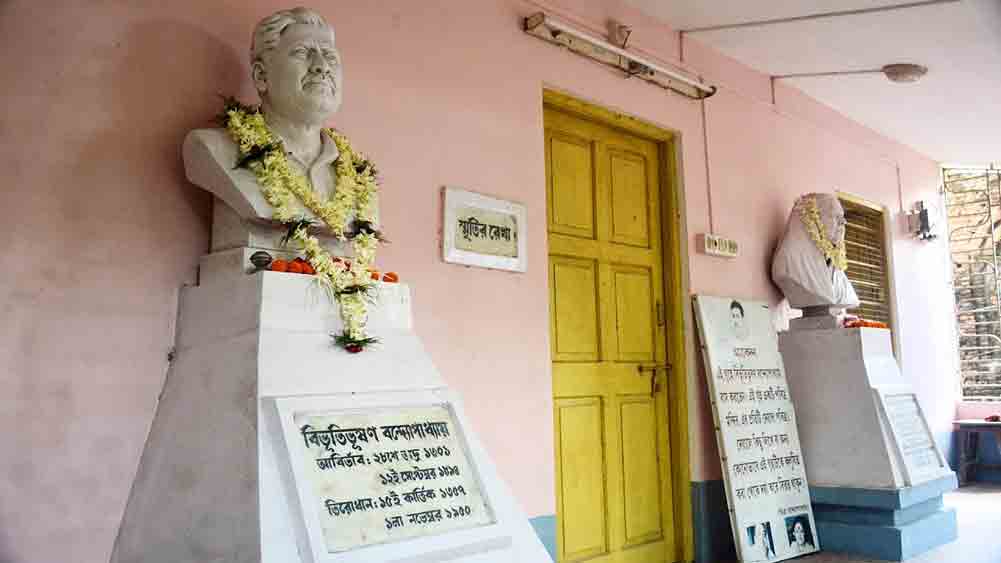 বিভূতিভূষণ বন্দ্যোপাধ্যায়ের আবক্ষ মূর্তিতে মালা দেওয়া হয়েছে।