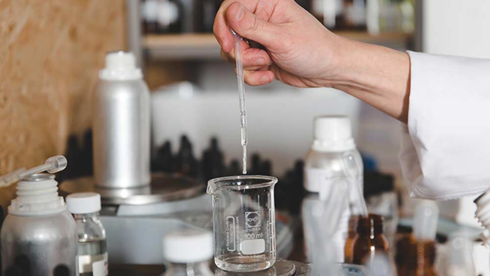 সুগন্ধী নিয়ে নিউ জার্সির এক বিখ্যাত সুগন্ধী প্রস্তুতকারক সংস্থায় কর্মরত বন্ধু জেন ক্লডের কাছে যান তিনি। সুগন্ধী প্রস্তুত করার প্রথম ধাপ, তাতে উপস্থিত উপাদানগুলি সম্পর্কে সচেতন হওয়া। দ্বিতীয় ধাপে উপাদানগুলির নির্দিষ্ট পরিমাণ জানতে হবে। বন্ধু জেন যে সংস্থায় কাজ করতেন সেটি ছিল আমেরিকার বিখ্যাত সুগন্ধী প্রস্তুতকারক সংস্থা। ওই পুরনো সুগন্ধীর মধ্যে কী কী উপাদান কত পরিমাণে রয়েছে তা জানতে বিভিন্ন প্রযুক্তির সাহায্য নেন তাঁরা।