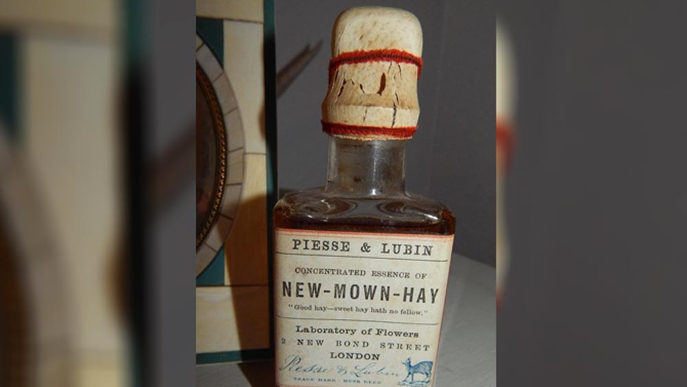 সুগন্ধীর দু’টি বোতলের গায়েই ‘পিসে অ্যান্ড লুবিন লন্ডন’ লেখা ছিল। সুগন্ধী বিশেষজ্ঞ এবং প্রস্তুতকারক ইসাবেল রামসে ব্রাকস্টোন বোতল দু’টি দেখে চমকে ওঠেন। সেগুলো যে দুর্মূল্য তা তিনি এক ঝলকেই বুঝে গিয়েছিলেন।