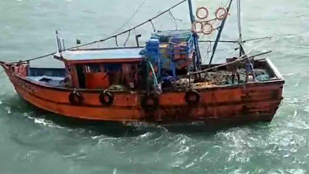 Indian Coast Guard in Haldia recovered 11 fishermen from sea entrapped in crippled boat dgtld