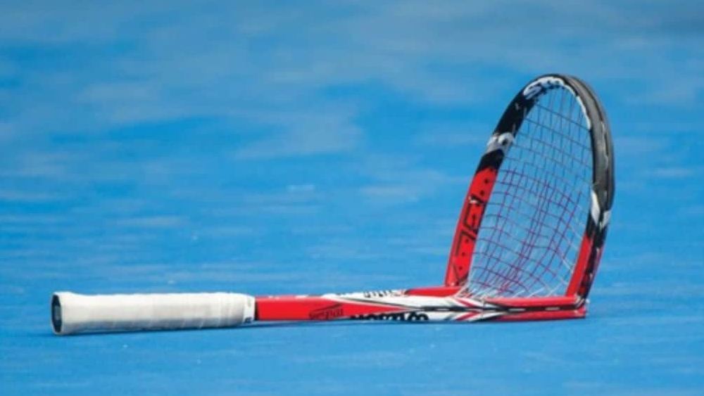 টেনিস সার্কিটে র‌্যাকেট ভাঙার ঘটনা নতুন নয়। ছোট থেকে বড়, সব ধরনের খেলোয়াড়ই কোনও না কোনও সময় মেজাজ হারিয়ে র‌্যাকেট ভেঙেছেন। তাঁর জন্য দোষী সাব্যস্তও করা হয়েছে।