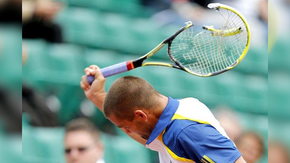 মিখাইল ইউঝনি: র‌্যাকেট ভাঙতে তিনিও সিদ্ধহস্ত। তবে একটি খেলায় রাগের চোটে তিনি নিজের মাথাতেই র‌্যাকেট দিয়ে আঘাত করা শুরু করেছিলেন। র‌্যাকেট ভাঙেনি। তবে মাথায় চোট পেয়েছিলেন গুরুতর।