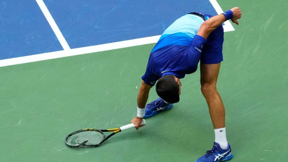 নোভাক জোকোভিচ: রাগ হলে র‌্যাকেট ভাঙতে কসুর করেন না তিনিও। ইউএস ওপেনের ফাইনাল তার সাম্প্রতিকতম উদাহরণ।