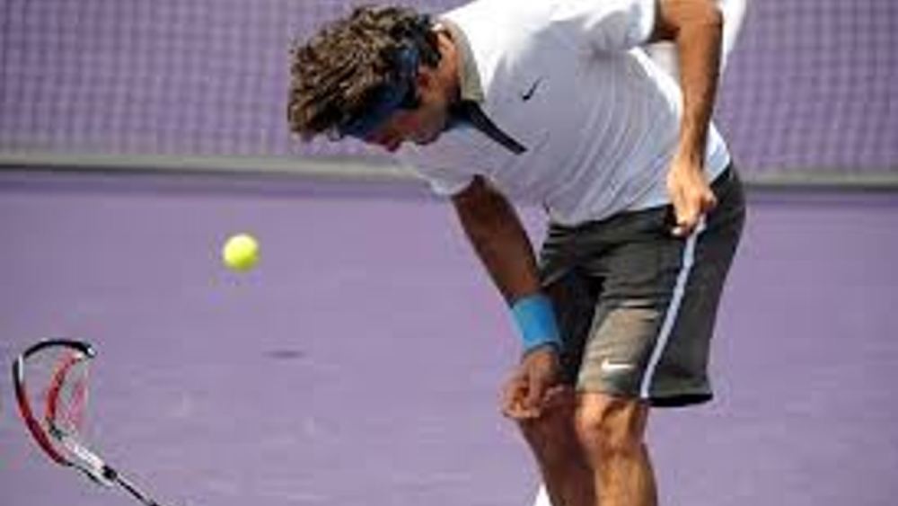 রজার ফেডেরার: আদতে ঠান্ডা মাথার এই খেলোয়াড়ও কেরিয়ারের শুরুর দিকে রাগের চোটে একাধিক বার র‌্যাকেট ভেঙেছেন। ইদানীং অবশ্য তাঁকে সেই কাজ করতে দেখা যায় না।