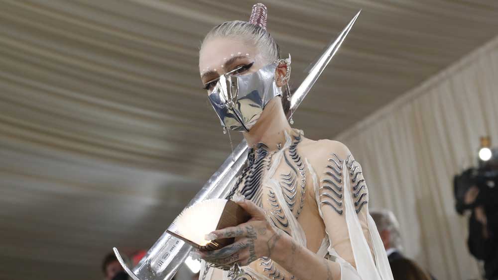 নিউ ইয়র্কের ‘মেট্রোপলিটান মিউজিয়াম অব আর্টস কস্টিউম ইনস্টিটিউট’-এর বার্ষিক অনুষ্ঠান হল মেট গালা। ইনস্টিটিউটের প্রতি বছরের ফ্যাশন প্রদর্শনী শুরু হয় এই অনুষ্ঠানের মাধ্যমেই। তারকারা অভিনব সব পোশাকে দেখা দেন। প্রদর্শনীর থিমের সঙ্গে মিলিয়েই সাজেন তাঁরাও। এ বছর ৭৫-এ পা দিল কস্টিউম ইনস্টিটিউট। সে উপলক্ষে আমেরিকার আধুনিক ফ্যাশনকে উদ্‌যাপন করাই ছিল উদ্দেশ্য। থিম ছিল ‘ইন আমেরিকা: আ লেক্সিকন অব ফ্যাশন’। দেখে নেওয়া যাক কোন তারকা, নিজের ফ্যাশন ভাবনায় কী ভাবে তুলে ধরলেন এ বছরের থিম। 