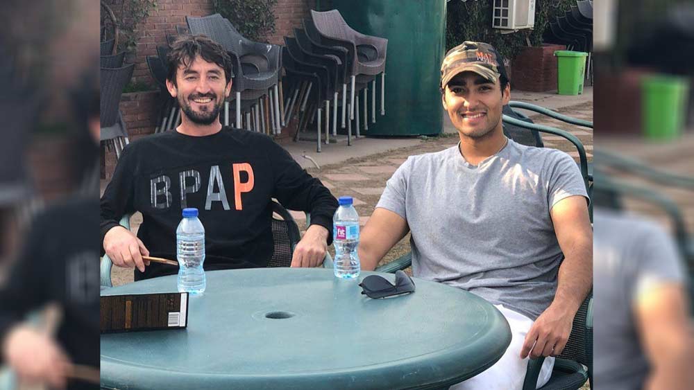 লন্ডনে গিয়ে এই প্রথম এমন চর্চায় উঠে এলেন না জুনেইদ। এর আগেও একবার শিরোনামে উঠে এসেছিল তাঁর নাম। সে বার বিতর্ক দানা বেঁধেছিল তাঁকে ঘিরে।