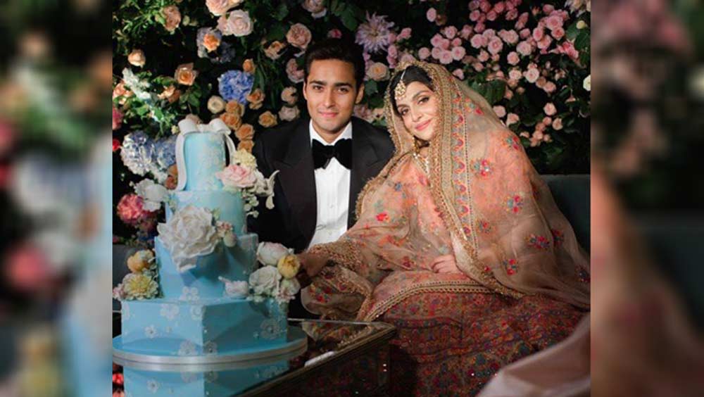 বড় ওয়েডিং কেক থেকে শুরু করে দেশি-বিদেশি নানা পদের আয়োজন করা হয়েছিল। তবে ছেলের বিয়েতে হাজির ছিলেন না মা মরিয়ম। তিনি ছেলের বিয়ের ছবি টুইট করে নবদম্পতিকে শুভেচ্ছা জানিয়েছেন।