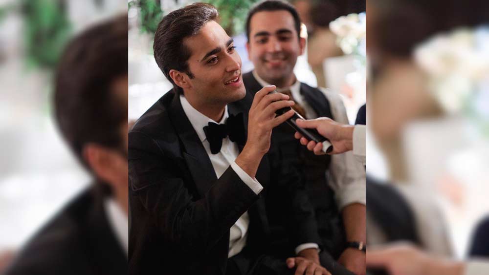 বিয়ের অনুষ্ঠানে প্রবেশেই চোখে পড়বে নানা স্বাদের পানীয় সাজিয়ে নিমন্ত্রিতদের স্বাগত জানাতে দাঁড়িয়ে ছিলেন মহিলারা। পুরো জায়গাটিই সাদা কাপড়ে মুড়ে ফেলা হয়েছিল। বিশালাকার সাদা রঙের তাঁবুর ভিতর বিয়ের অনুষ্ঠান এবং অতিথিদের খাওয়া এবং মনোরঞ্জনের ব্যবস্থা—উভয়ই ছিল।