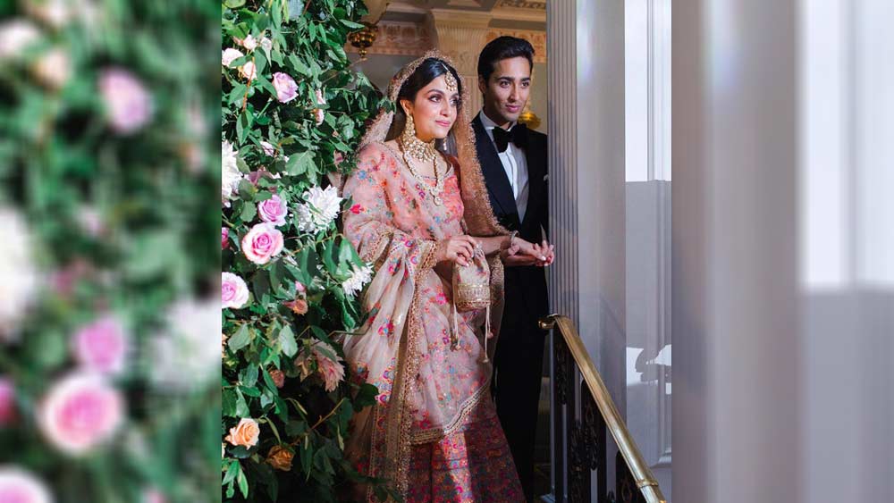 করোনা পরিস্থিতির কথা মাথায় রেখে ঘনিষ্ঠ বৃত্তেই বিয়ে সেরেছেন তিনি। পরিবার এবং বন্ধুবান্ধবই শুধুমাত্র হাজির ছিলেন বিয়েতে। জুনেইদ এবং তাঁর হবু স্ত্রী দু'জনেরই পোশাক ডিজাইন করে দিয়েছিলেন কলকাতার জনপ্রিয় ডিজাইনার সব্যসাচী মুখোপাধ্যায়।