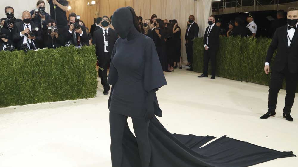 যদি না বলে দেওয়া হয়, বুঝতে পারবেন কি যে ইনিই হলেন বিখ্যাত কিম কারদাশিয়ান? সাদা কার্পেটে পা রাখার আগে নিজের মুখে অতি যত্নে মেকআপ করে থাকেন তারকারা। কিন্তু মুখই দেখতে দিলেন না এই তারকা। আগাগোড়া কালোয় মোড়া এমন পোশাকেই নজর কাড়লেন কিম। 