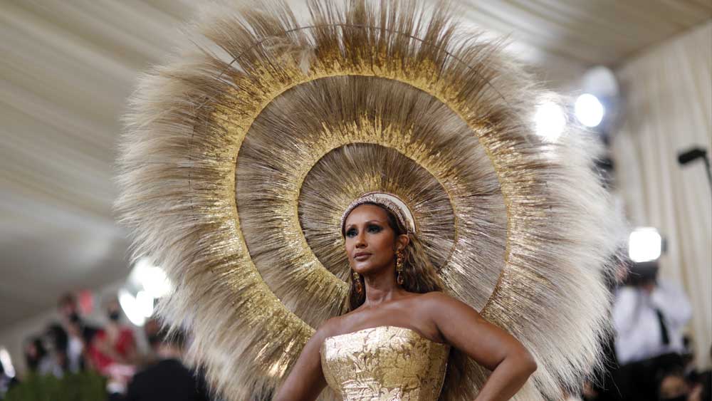 সুপার মডেল ইমনের সাজ যেন একেবারেই আলাদা। মাথার পিছনে বসানো সাদা আর সোনালি হেড পিস দেখাল চক্রের মতো। যেন এক অন্য গ্রহ থেকে এলেন এই তারকা!