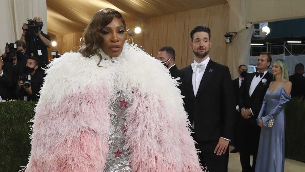 টেনিস তারকা সেরেনা উইলিয়ামস এলেন এমনই রঙিন সাজে। এসে জানালেন, পর্দার সুপার হিরোদের দেখেই এই পোশাক পরার কথা ভেবেছেন তিনি। 