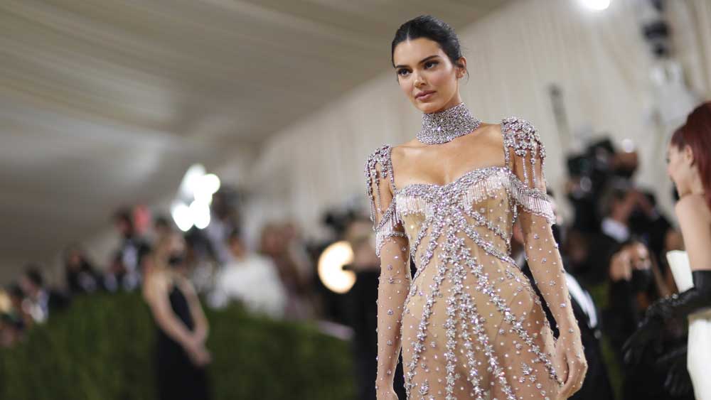 ‘নেকেড ড্রেস’। এই পোশাকের এমনই নাম। দামি পাথরের কাজ করা স্বচ্ছ এই পোশাকেই দেখা গেল কেন্ডাল জেনারকে। 