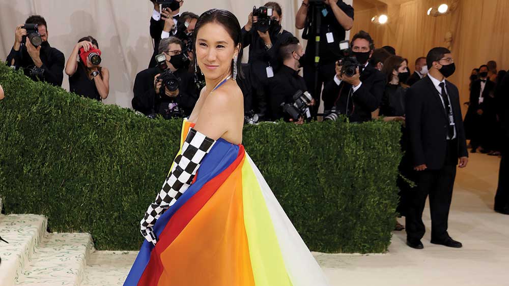 ইভা চেন হলেন ইনস্টাগ্রামের ফ্যাশন এবং শপিংয়ের শীর্ষকর্তা। নানা রঙের এই পোশাকে মেট গালাতেও তুলে ধরলেন ইনস্টাগ্রামের মুড। 