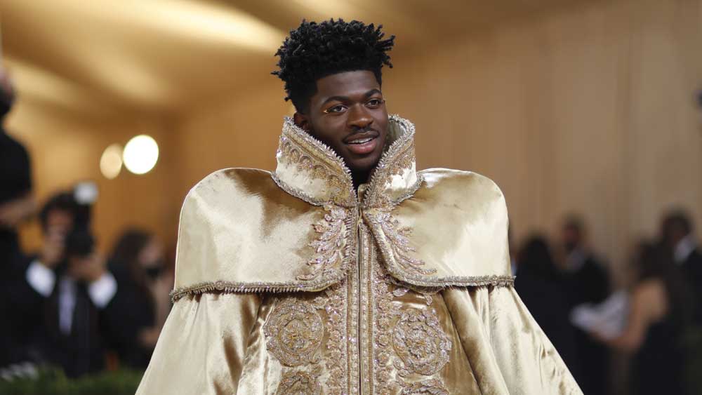 র‌্যাপার লিল ন্যাস এক্স কখনও কোনও বাধা মানেন না। নিজের কাজ ও সাজের মাধ্যমে সে কথা বুঝিয়ে দিতেও ছাড়েন না। মেট গালায় তাঁকে দেখা গেল তিন রকম সাজে। 