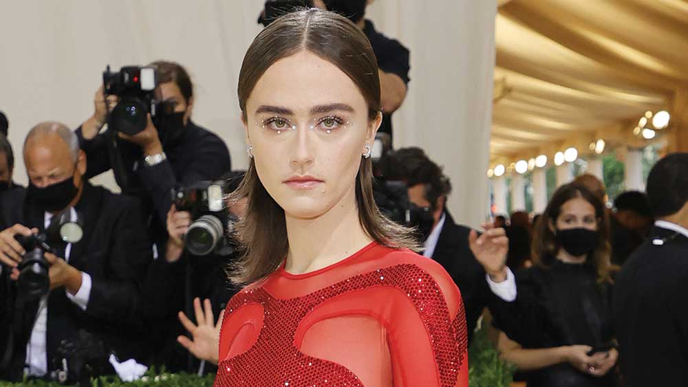 আমেরিকার ভাইস প্রেসিডেন্ট কমলা হ্যারিসের সৎ মেয়ে, ফ্যাশনের ছাত্রী এবং মডেল এলা এমহফ আগেই গোটা বিশ্বের নজর কেড়েছেন। এ বার তাঁকে দেখা গেল মেট গালা হোয়াইট কার্পেটেও। লাল পোশাক, সঙ্গে লাল স্নিকার্সেই আমেরিকার আধুনিক ফ্যাশন তুলে ধরলেন তিনি। 