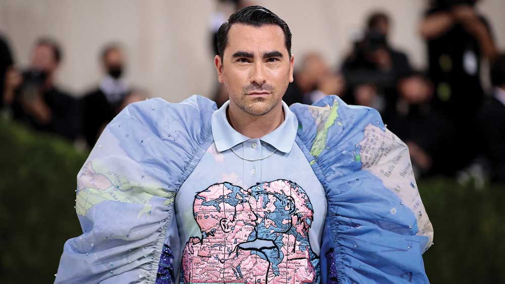 ইতিমধ্যে ‘শিটস্ ক্রিক’ দেখে ফেলেছেন অনেকেই। সেই সিরিজের তারকা ড্যান লেভি এমনই সাজে দেখা দিলেন হোয়াইট কার্পেটে। পোশাকে মানচিত্র, পাদুকায় ফুল নিয়ে বাকিদের থেকে একেবারেই আলাদা যেন তিনি। 